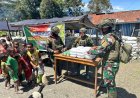 Banau Berbagi Jumat: Satgas Yonif 732/Banau Bagikan Makanan untuk Anak-Anak Papua di Kampung Mamere
