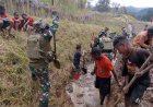 Satgas Yonif 700/WYC dan Warga Nipuralome: Bersihkan Parit, Alirkan Harapan di Tanah Puncak