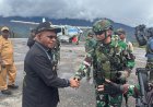 Satgas Yonif 142/Ksatria Jaya Kawal Langkah Kemanusiaan Bupati Elvis Tabuni di Sinak: Sinergi TNI dan Pemerintah untuk Papua Damai