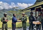 Langkah Kasih di Tanah Papua: Satgas Yonif 613/Raja Alam Tebar Harapan Lewat Alkitab