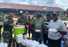 Marinir dan Rakyat Satu Meja: Satgas Yonif 10/SBY Wujudkan Kebersamaan di Kampung Fuog