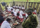 Satgas Yonif 733/Masariku Tebar Cinta dan Gizi Sehat untuk Anak Perbatasan Papua