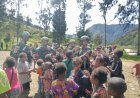 Jaya Sakti Berbagi, TNI Satgas Yonif 113/JS Kembalikan Tawa Anak-anak Bilai di Pedalaman Intan Jaya