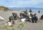 Wujud Nyata Cinta Lingkungan, Prajurit Yonif 756/WMS Ikut Gerakan Bersih Pantai Holtekamp Bersama Korem 172/PWY
