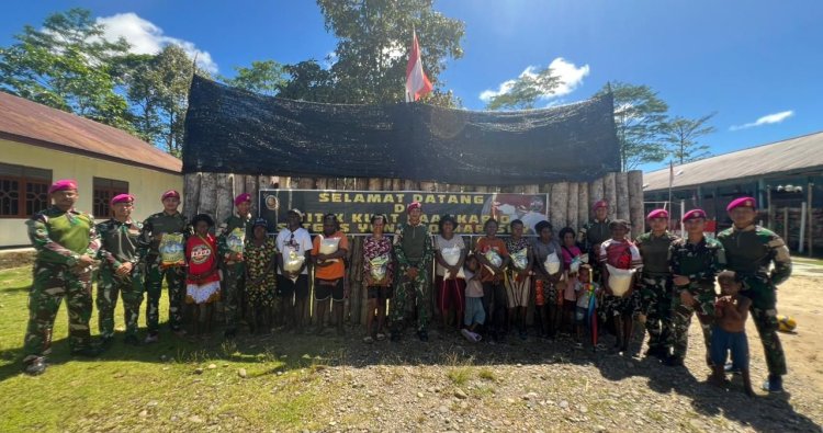 Jum’at Berkah di Perbatasan: Satgas Yonif 10 Marinir/SBY Tebar Kebaikan, Bagikan Beras untuk Warga Kampung Faankahrio