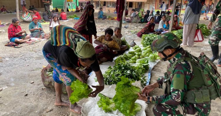Satgas Yonif 142/KJ Borong Hasil Tani Warga Sinak Dukung Ketahanan Pangan Papua