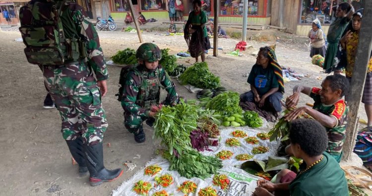 Satgas Yonif 142/KJ Hidupkan Ekonomi Petani Pegunungan: Prajurit Borong Hasil Tani di Kampung Giggobak