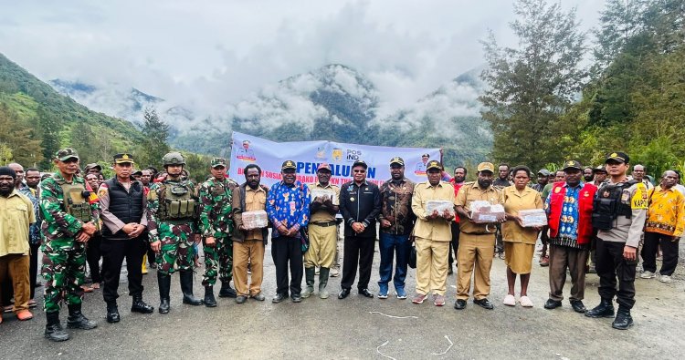Satgas Pamtas Yonif 732/Banau Kawal Bupati Puncak Salurkan Bansos dan PKN di Beoga, Warga Sambut Haru