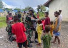 Marinir Yonif 1 SBY Jalin Kasih dengan Warga Paradiso Lewat Komsos dan Bantuan Pakaian