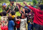 TNI Tebar Senyum di Pedalaman Papua Lewat Gula-Gula