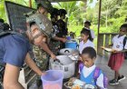 Sepiring Kasih TNI: Gizi Seimbang untuk Senyum Anak Papua di Perbatasan
