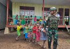 Personel TNI Ceria Bersama Anak-anak TK Iluguma Pogapa di Pedalaman Papua