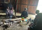 TNI Satgas Yonif 408/Sbh Jalin Kehangatan di Honai Papua