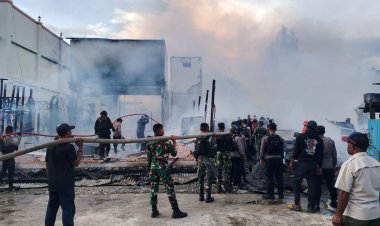 Yonif 756/WMS Sigap Bantu Padamkan Kebakaran Dua Bangunan Milik Gereja El-Saday di Wamena
