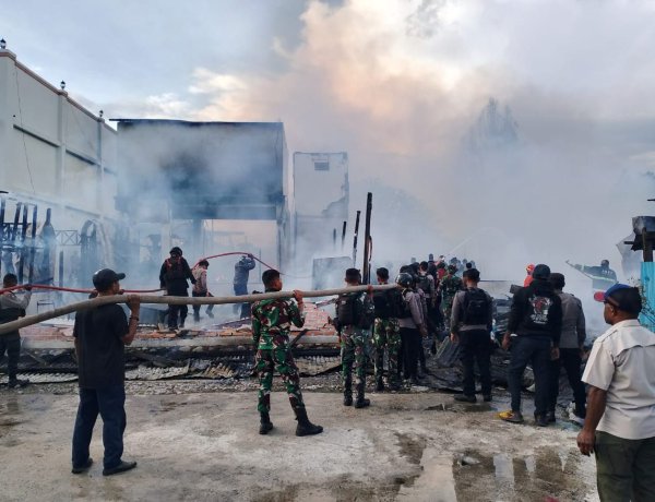 Yonif 756/WMS Sigap Bantu Padamkan Kebakaran Dua Bangunan Milik Gereja El-Saday di Wamena