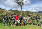 Kaus 'Indonesia' Satukan Hati di Wamitu, TNI Jalin Persaudaraan