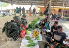 Borong Hasil Tani, Satgas 142/KJ Hidupkan Ekonomi dan Jalin Persaudaraan di Papua