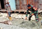 Babinsa Skanto Turun Tangan Bantu Warga Bangun Rumah