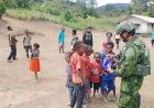 Permen Ceria Hiasi Natal Anak Papua: Satgas Yonif 113 Beri Senyum di Zanepa
