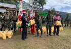 Kasih Natal Banau: Satgas Yonif 732 Bagikan Sembako di Ambobera