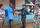 Danramil Okaba Serahkan Bingkisan Kasih Natal kepada Ketua Adat Mayo Daman