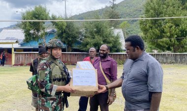 TNI Berikan Sentuhan Natal di Titigi: Kesehatan, Komsos, dan Bingkisan Damai