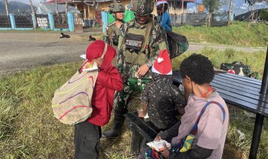 TNI Tebar Damai Natal di Mamba: Topi Sinterklas dan Buku Doa