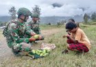 Satgas Yonif 142 Gerakkan Ekonomi Yugumuak Lewat Borong Dagangan Mama Papua