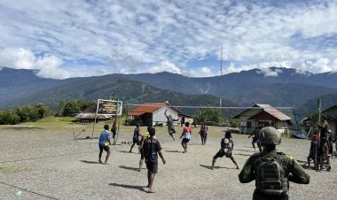 Voli Satukan Hati: TNI dan Warga Dokome Jalin Komsos Humanis di Puncak Jaya