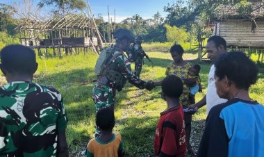 Komsos Marinir di Yahukimo: Kehadiran Pengayom, Bangun Kepercayaan Warga