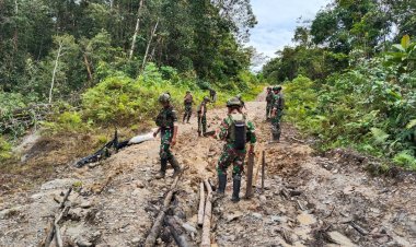 Marinir Yonif 10/SBY Perbaiki Jalan Fuog, Papua Barat Daya