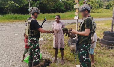 Marinir Borong Hasil Kebun, Gerakkan Ekonomi Warga Yahukimo