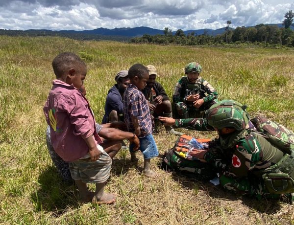 Semangat Merah Putih Berkibar di Pedalaman Papua, Satgas Kibarkan Harapan