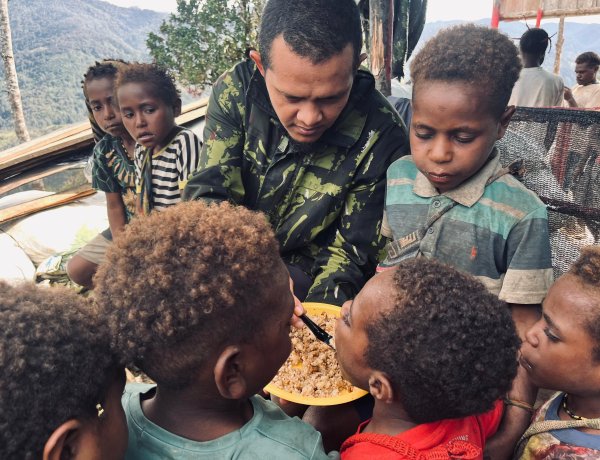 Senyum Anak Engganengga Merebak Berkat Satgas Yonif 113/JS