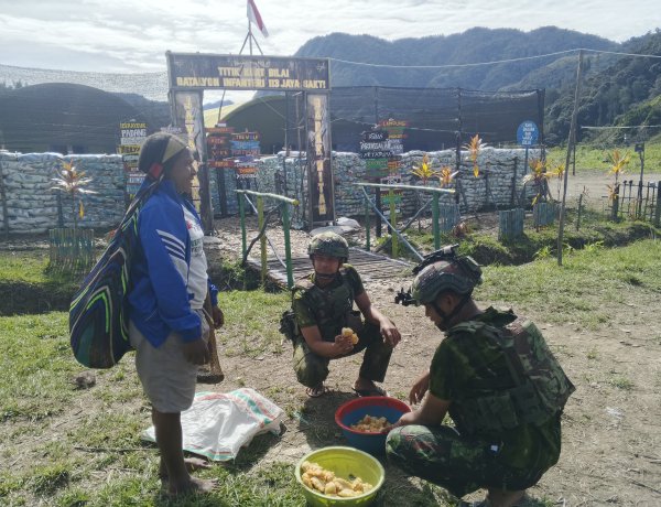 Satgas Yonif 113/JS Borong Dagangan Mama Papua, Dongkrak Ekonomi Warga Intan Jaya