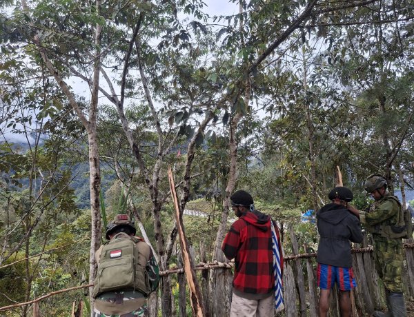 Satgas Banau Perkuat Harmoni Perbatasan Lewat Karya Bakti Gereja