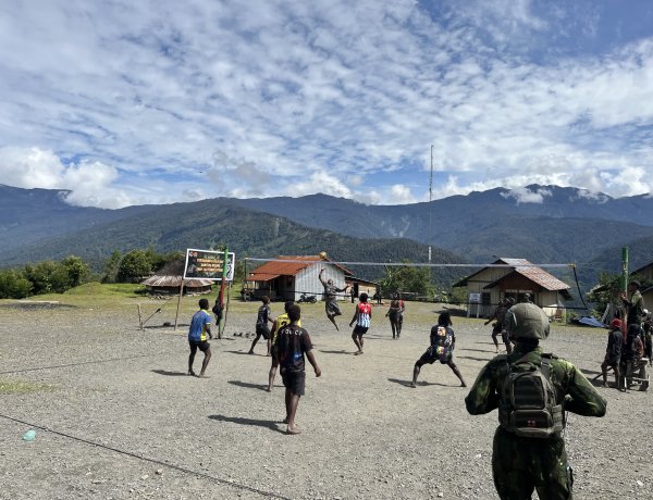 Voli Satukan Hati: TNI dan Warga Dokome Jalin Komsos Humanis di Puncak Jaya