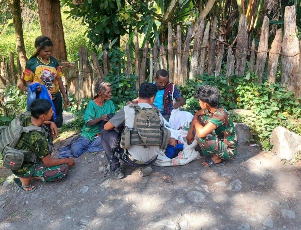 Satgas Yonif 712/WT Tebar Kebersamaan di Hitadipa, Papua Tengah