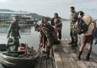 Pastikan Keselamatan Pelajar, Babinsa Sentani Dampingi Penyeberangan Jalur Air