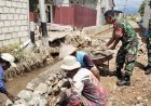 Babinsa Sentani Bantu Warga Bangun Talud Antisipasi Banjir di Kawasan Rawan