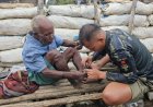 Sentuhan Kemanusiaan Satgas Yonif 113/JS Rawat Lansia di Intan Jaya