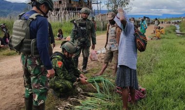 Satgas 4 Marinir Borong Hasil Tani, Dongkrak Ekonomi Warga Obano