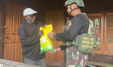 TNI Tebar Kepedulian di Intan Jaya Lewat Bantuan Beras
