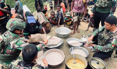 Papeda Hangat Satgas Jaya Sakti Ciptakan Tawa Anak Engganengga