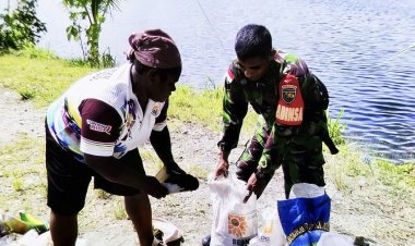 Babinsa Sentani Bantu Warga Siapkan Material Talut di Kampung Ifar Besar