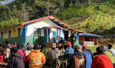 Satgas Yonif 644/Walet Sakti Hangatkan Persaudaraan di Walaik