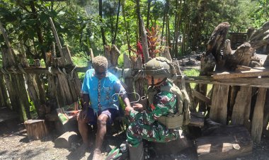 Satgas Yonif 732/Banau Bawa Layanan Kesehatan ke Rumah Warga Julukoma