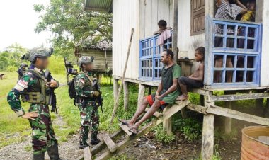 Patroli Humanis Marinir di Yahukimo, Jaga Keamanan Sekaligus Periksa Kesehatan Warga