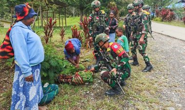 Senyum Warga Hitadipa: Satgas Yonif 712/WT Borong Hasil Tani
