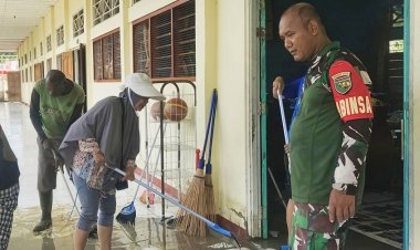 Babinsa Arso Bantu Pulihkan SMA YPPK Taruna Tegasa Pasca Banjir Lumpur